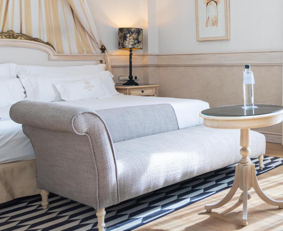 A seating area at Eugenia de Montijo, Autograph Collection
