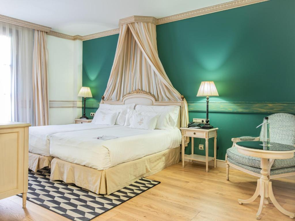 A bed or beds in a room at Eugenia de Montijo, Autograph Collection