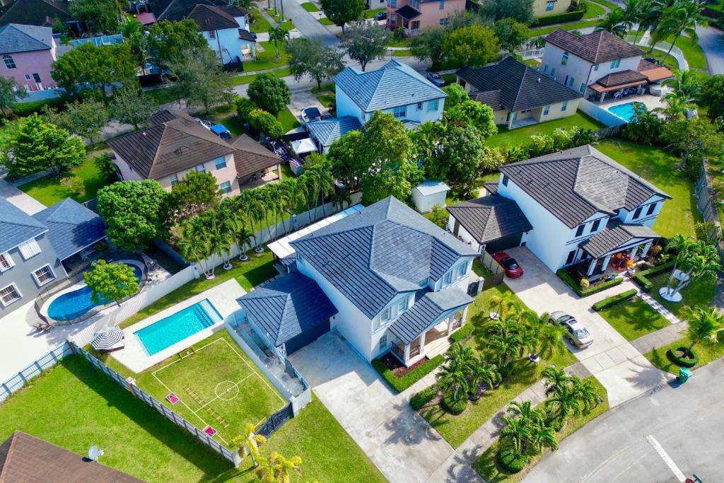 einen Ausblick auf ein Haus in einem Vorort in der Unterkunft Miami Getaway Heated Pool Villa with Mini Golf &amp; BBQ in Miami