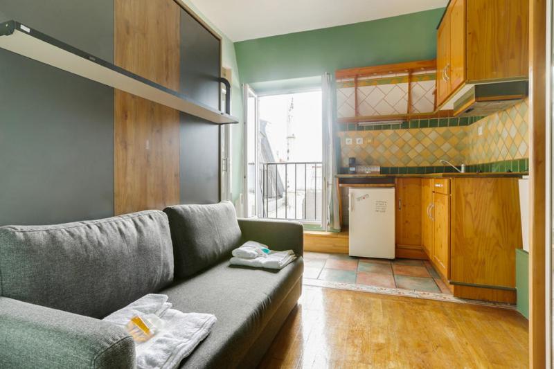 un salon avec un canapé et une cuisine dans l'établissement 504 Suite Mozart - Superb apartment in Paris, à Paris