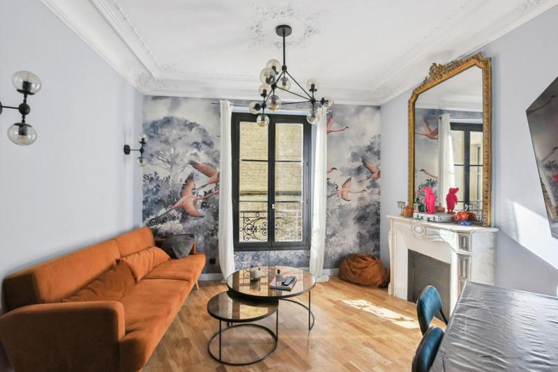 un salon avec un canapé et une cheminée dans l'établissement 511 Suite Tour - Superb apartment in Paris, à Paris