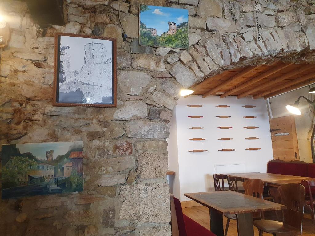 Posezení v ubytování Le Moulin De La Pipe - Logis Hotel Restaurant