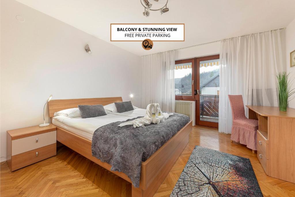 Кровать или кровати в номере Apt Regina with balcony and parking