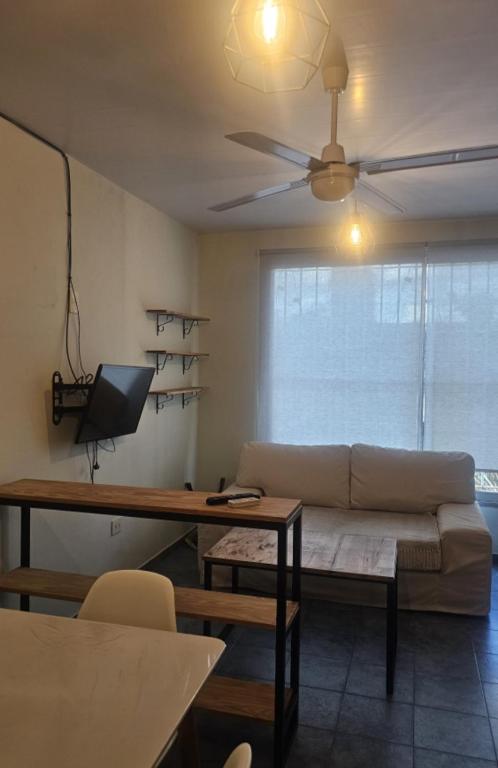 ein Wohnzimmer mit Sofa und Tisch in der Unterkunft Alquiler temporal in Reconquista