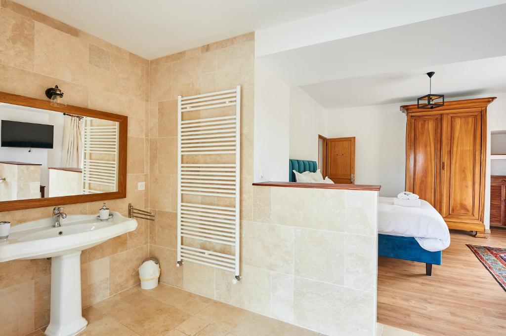 Salle de bains dans l'établissement Domaine de Badine, 15 min Bordeaux & Saint-Emilion