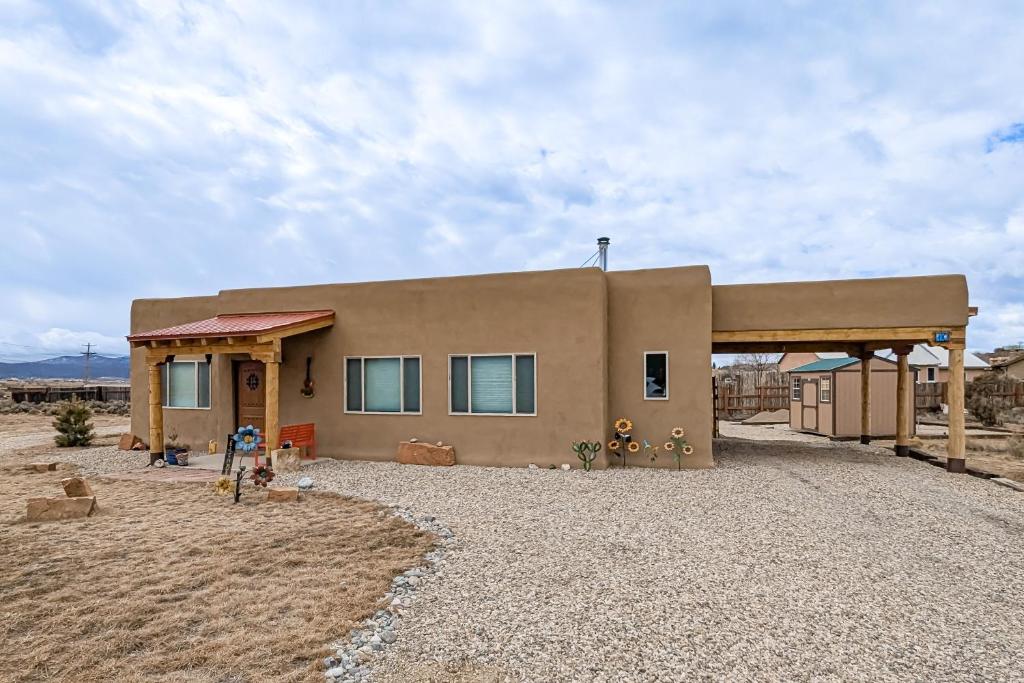 a small house in the middle of a desert at Margaritavilla in El Prado