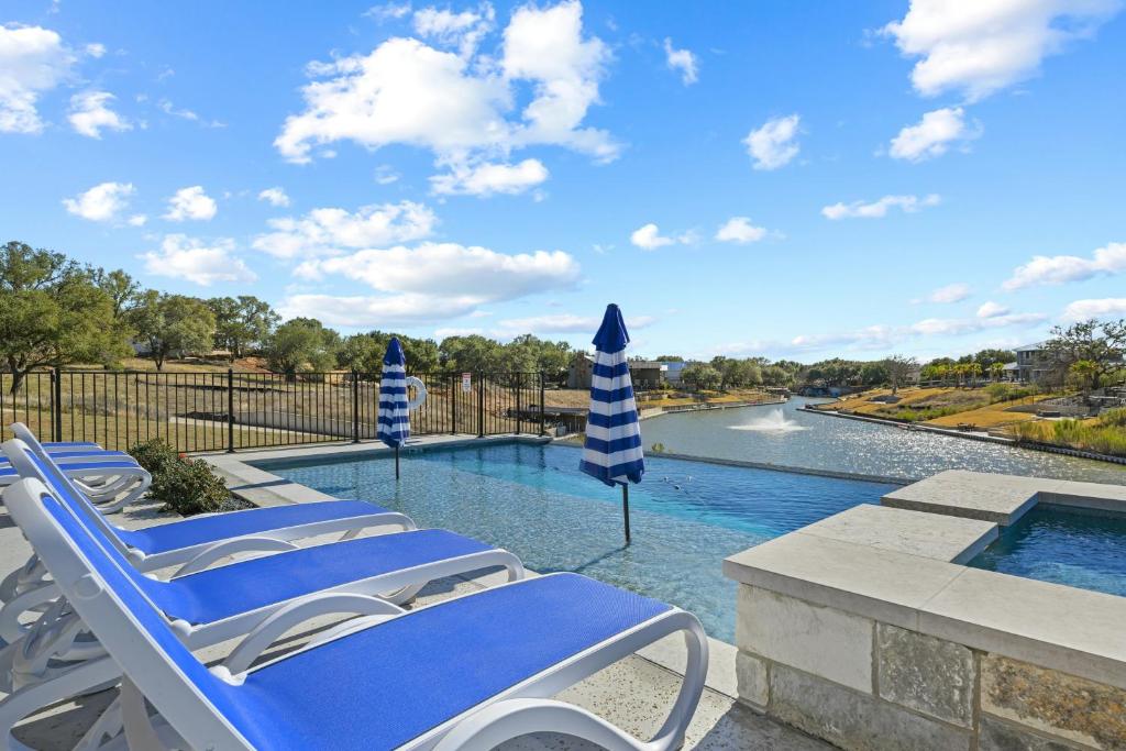 KingslandにあるOsi Lago Retreatの青い椅子とパラソルのあるプール