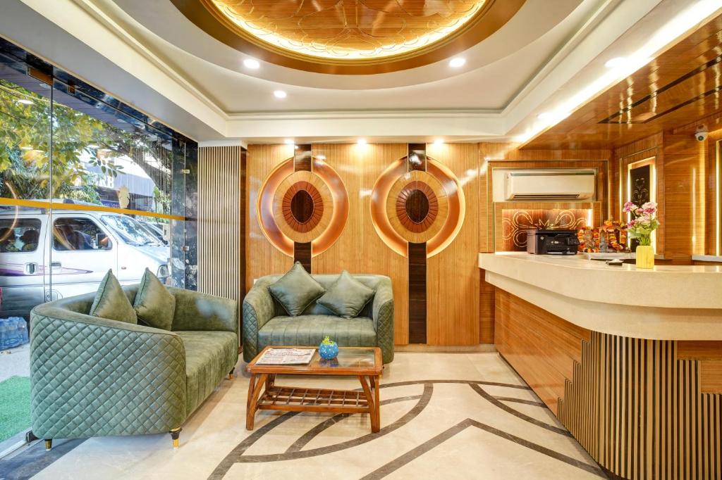 Posezení v ubytování Just Renovated - Hotel Krishna Palace With Parking & Only 2 Mins Walk from Metro