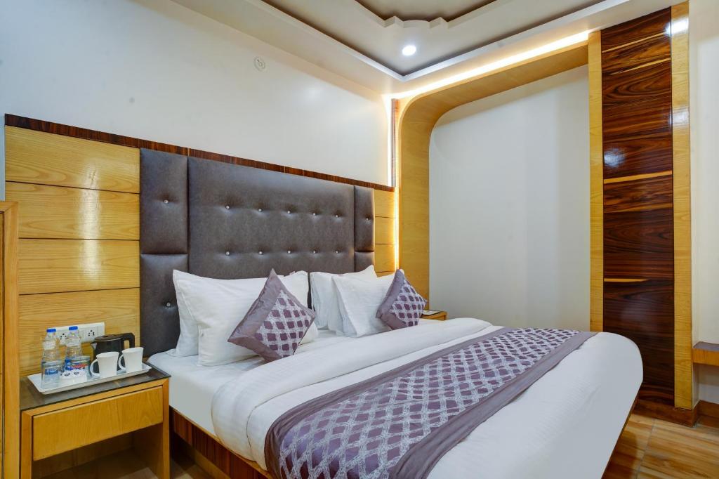 Postel nebo postele na pokoji v ubytování Just Renovated - Hotel Krishna Palace With Parking & Only 2 Mins Walk from Metro