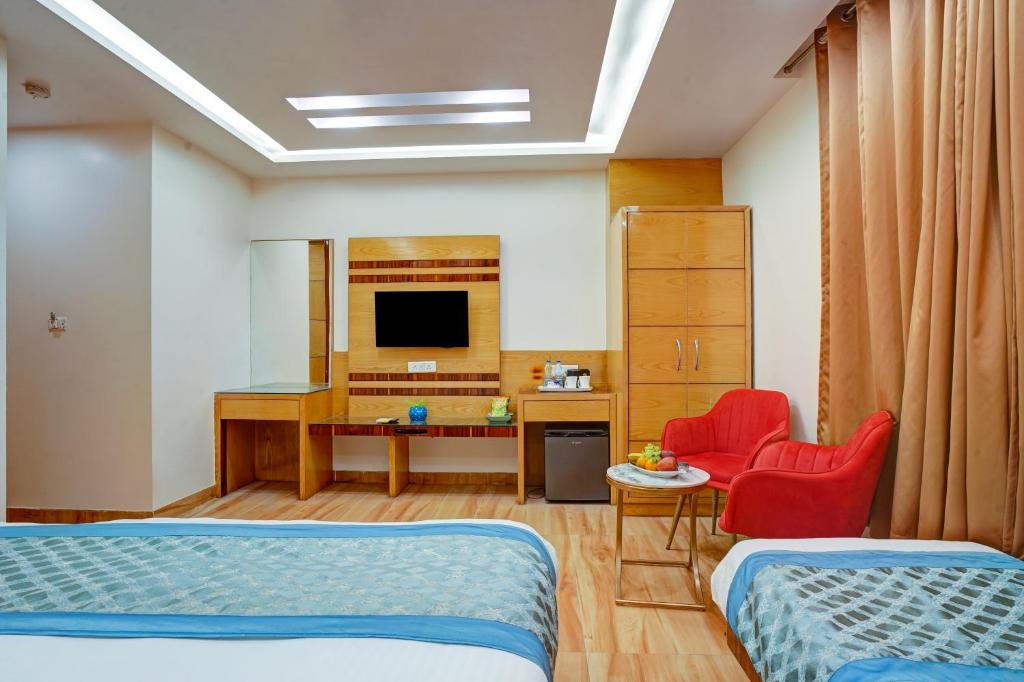 TV a/nebo společenská místnost v ubytování Just Renovated - Hotel Krishna Palace With Parking & Only 2 Mins Walk from Metro