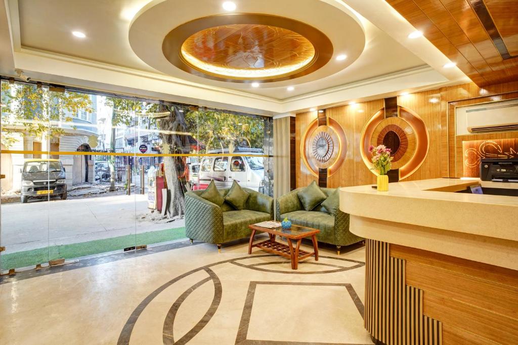 Posezení v ubytování Just Renovated - Hotel Krishna Palace With Parking & Only 2 Mins Walk from Metro