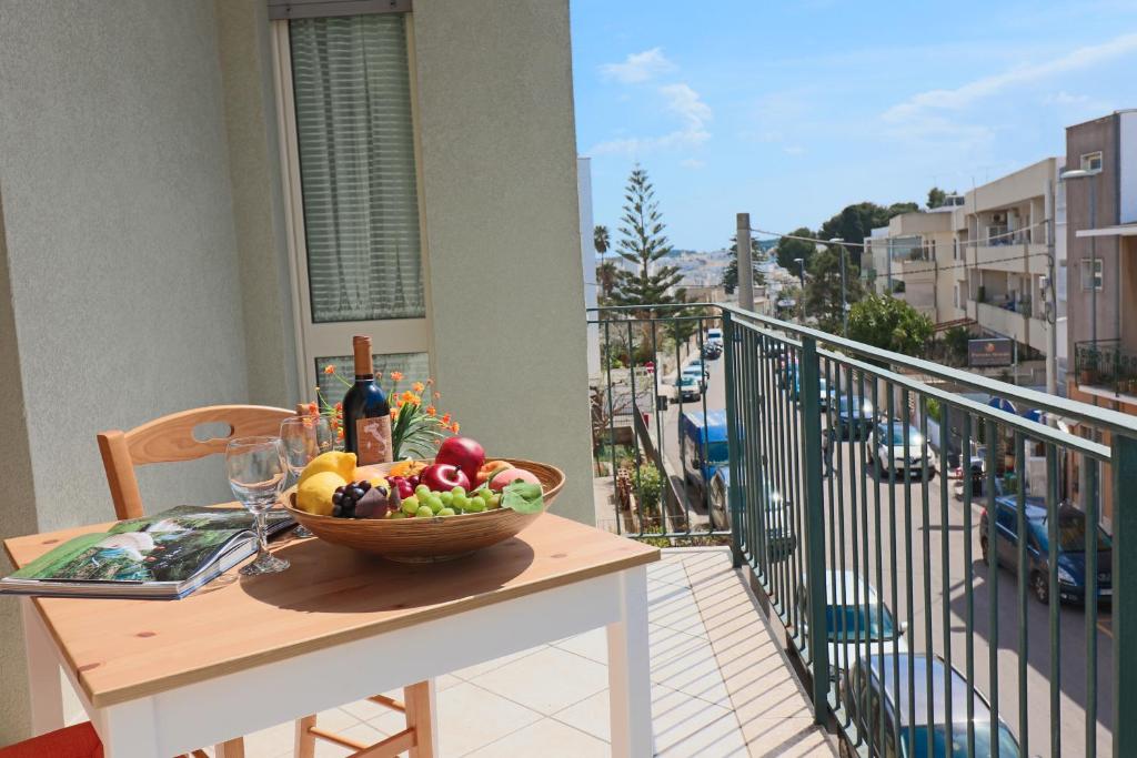een schaal fruit op een tafel op een balkon bij Casa Giorgia a Otranto 8 posti in Otranto