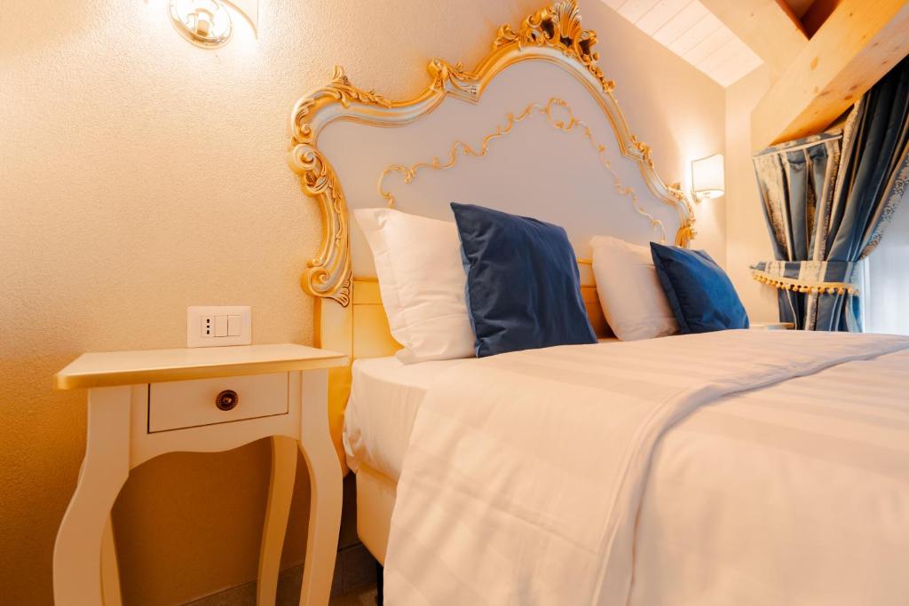 a bedroom with a bed with blue and white pillows at FloVe' Rooms Venice in Venice