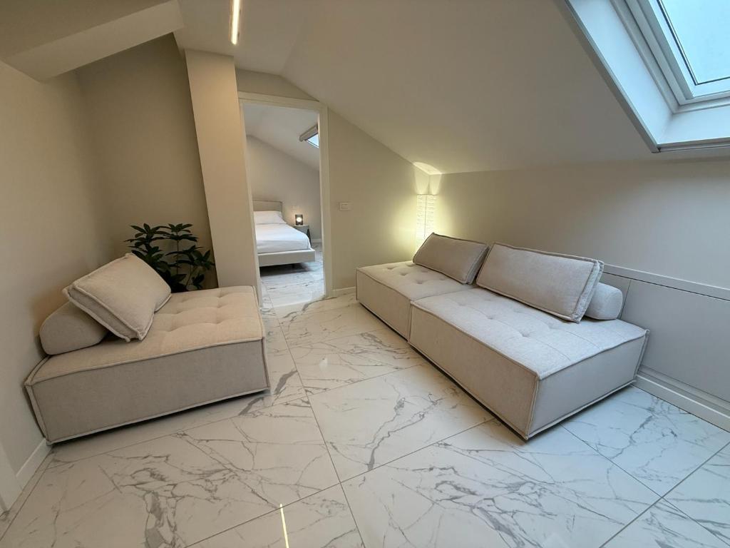 Sunny Design Penthouse 2BR 2BA 8 min to Duomo