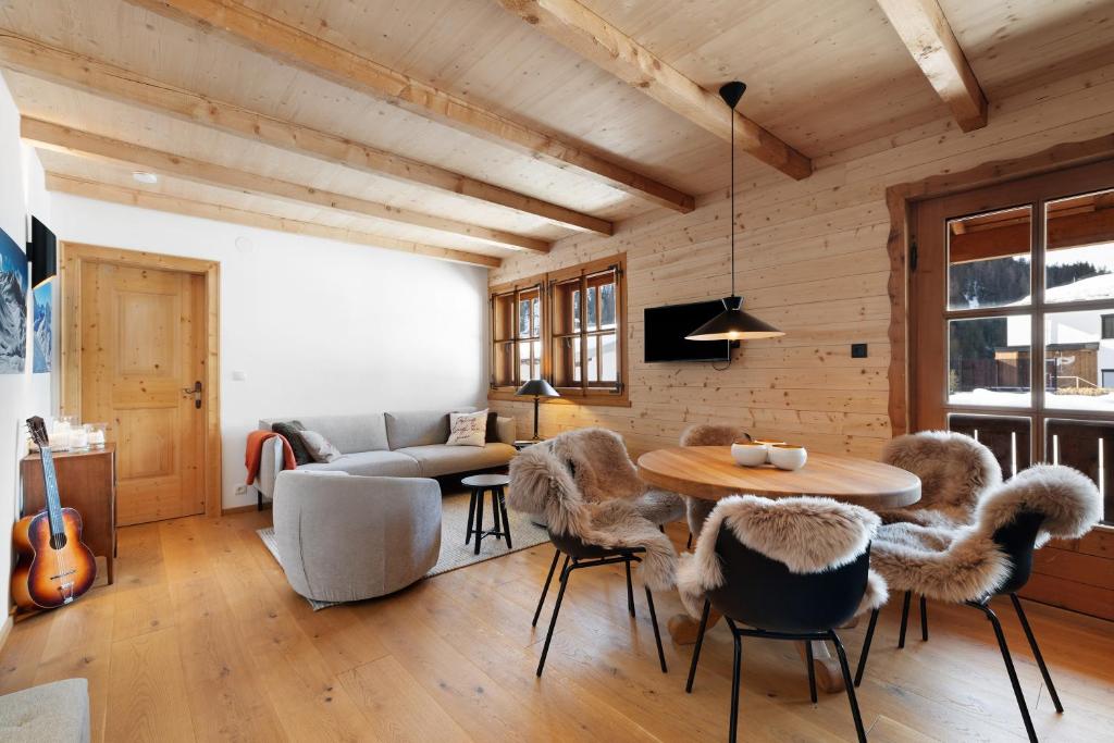 a living room with a table and chairs at Steinbock im Chalet Flocke in Sankt Anton am Arlberg