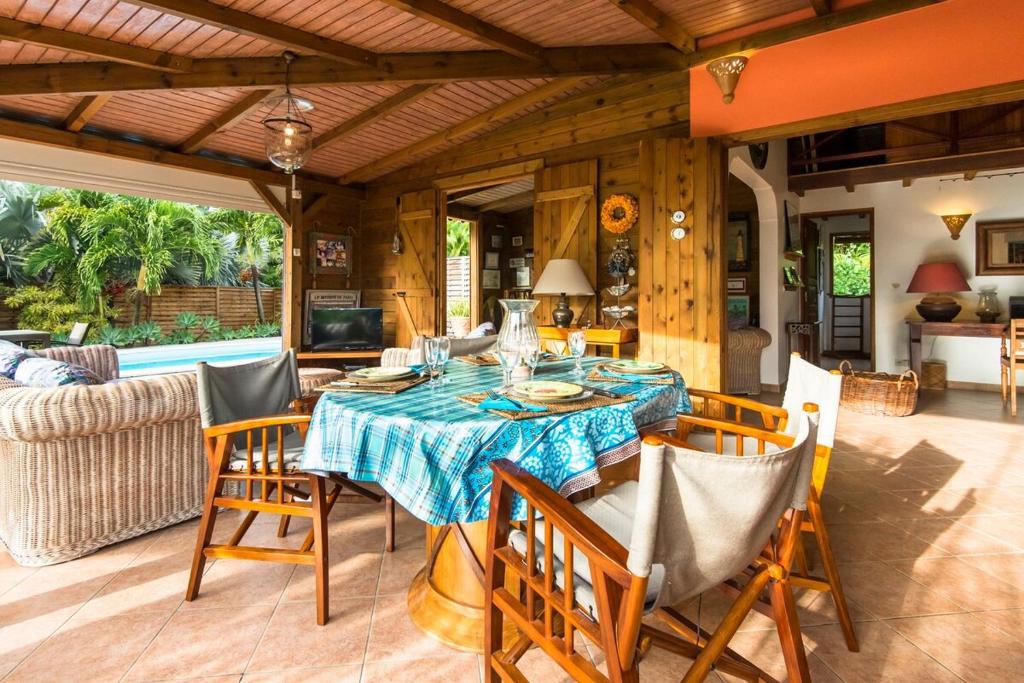 a dining room with a table and chairs at villa Willisa in Bouillante