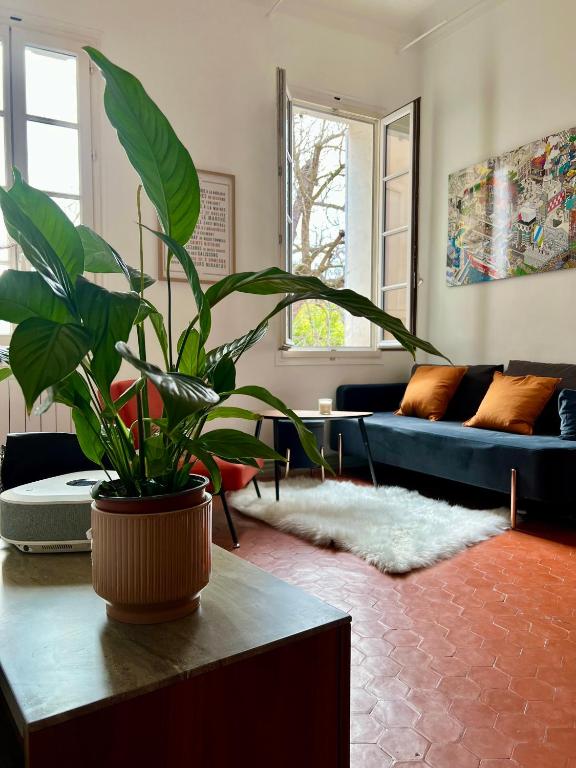 un salon avec une plante en pot sur une table dans l'établissement La Suite Mazarin, à Aix-en-Provence