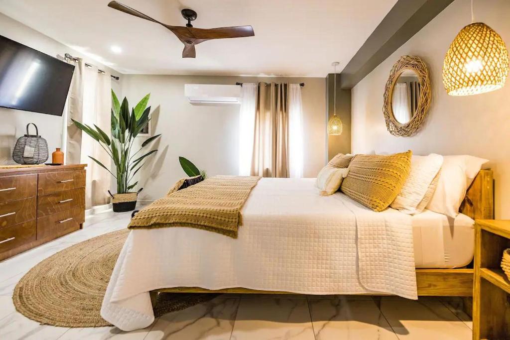 Una cama o camas en una habitación de Eva Spa Resort Rooftop Pool 1br