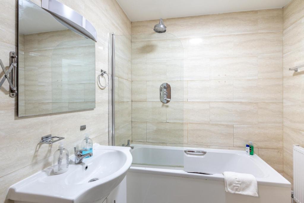 London Gatwick Inn - Double Room With Private Bathroom