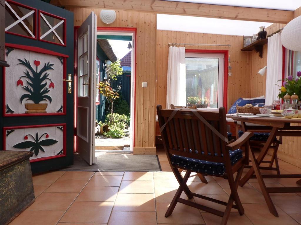 Stella في بريرو: غرفة مع طاولة وكراسي في منزل