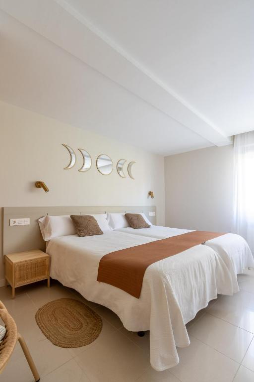 Postel nebo postele na pokoji v ubytování Hostal Lóbrega