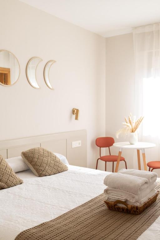 Postel nebo postele na pokoji v ubytování Hostal Lóbrega