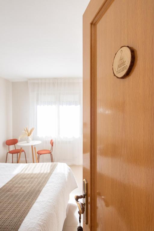 Postel nebo postele na pokoji v ubytování Hostal Lóbrega