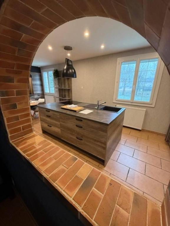 Kuchyňa alebo kuchynka v ubytovaní Piscine chauffée-Beauval et Châteaux-