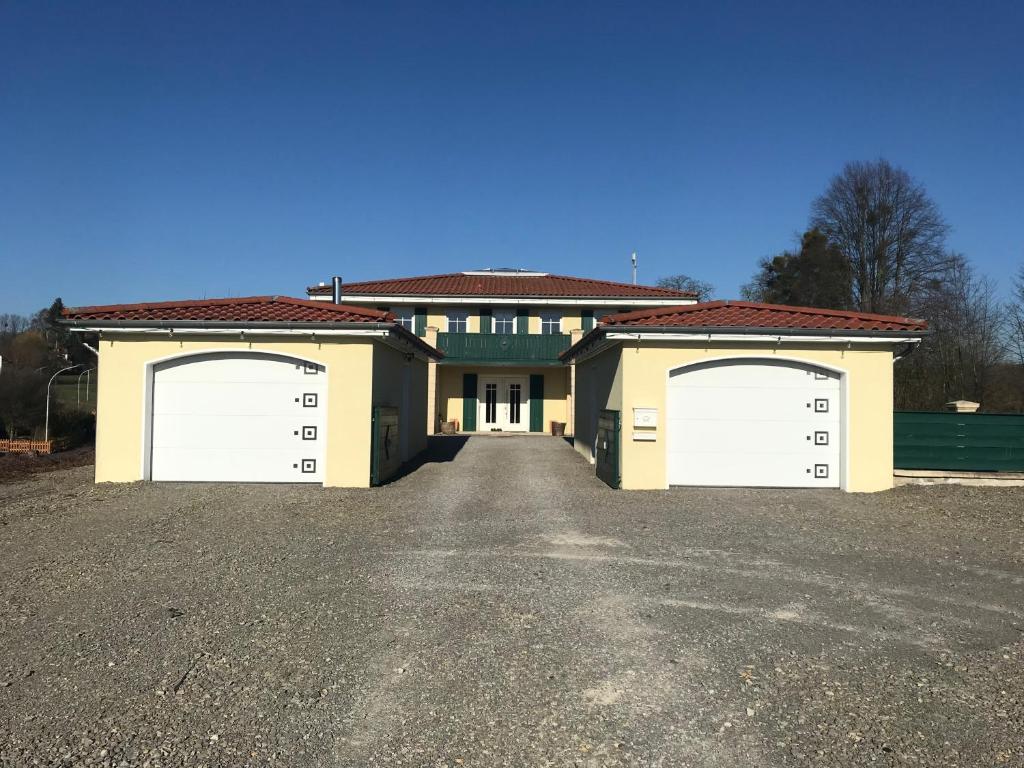 a house with two garage doors in a driveway at Einliegerwohnung 2 mit Garage in Beverungen