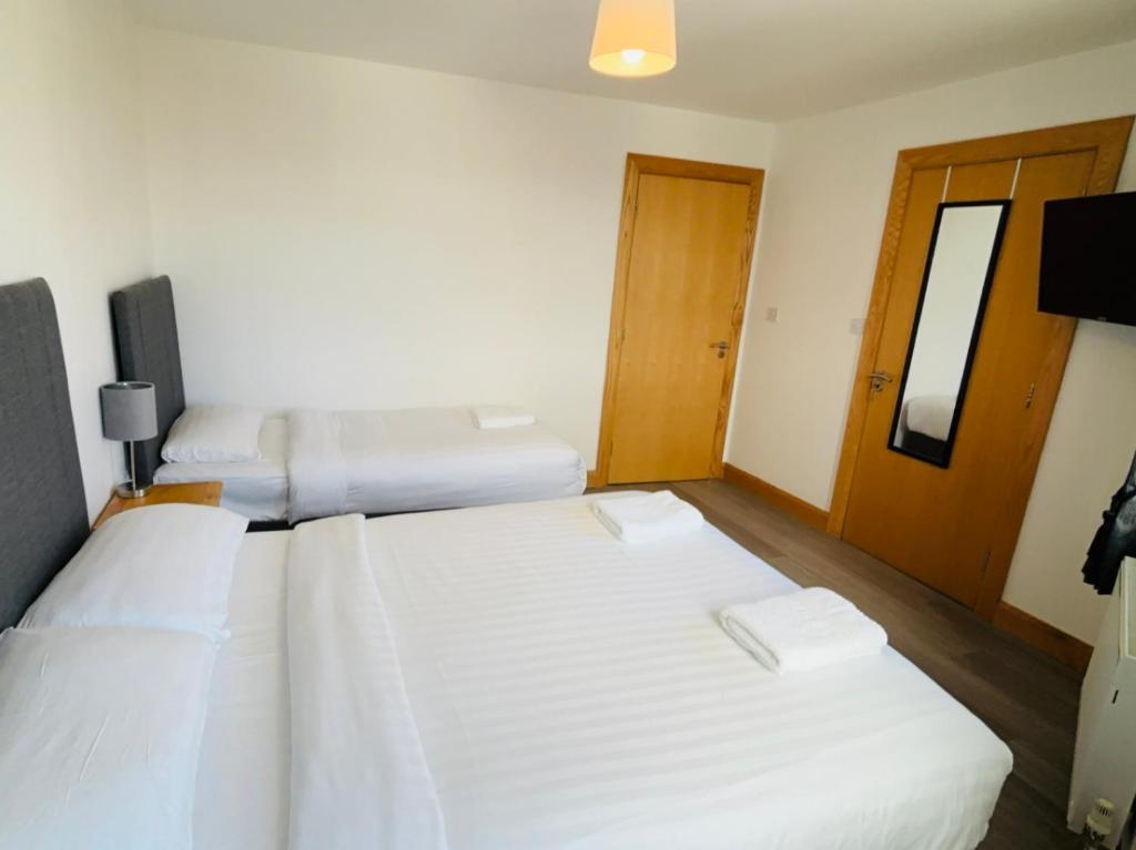 Postel nebo postele na pokoji v ubytování Port House Letterkenny Wild Atlantic Apartments