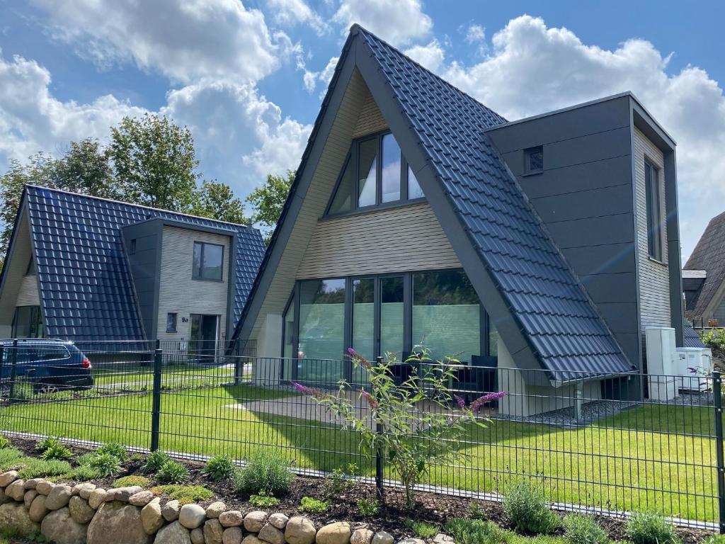 a house with a gambrel roof at Heimathafen Damp, Haus 9 in Damp