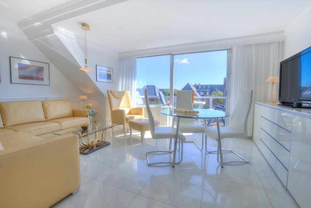 un salon avec un canapé et une table dans l'établissement Windeby 1D, à Wenningstedt