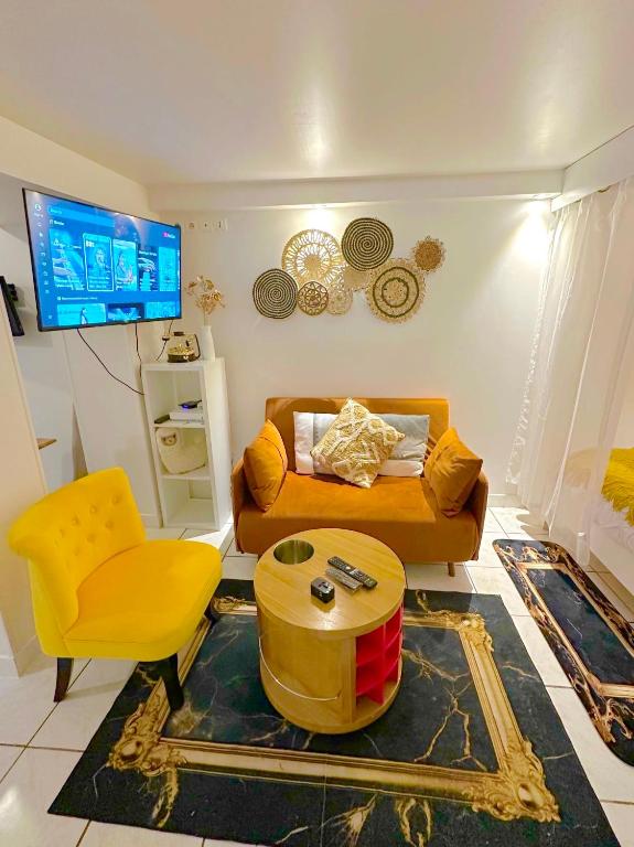 un salon avec un canapé et une chaise dans l'établissement Sympathy Studio For 2 Near The Sacre Coeur, à Paris