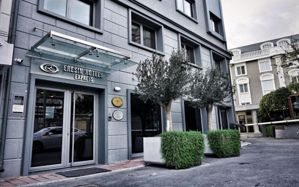 een gebouw met een bord waarop staat: Fresh House Offices bij فندق الهم هم in Basaksehir