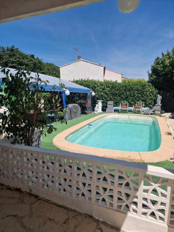 basen z ogrodzeniem wokół niego w obiekcie Villa Soleil Et Douceur w mieście La Seyne-sur-Mer