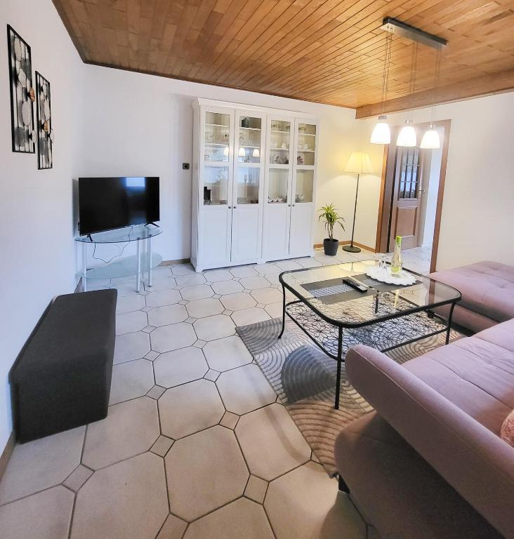TV a/nebo společenská místnost v ubytování Ferienwohnung Meyer
