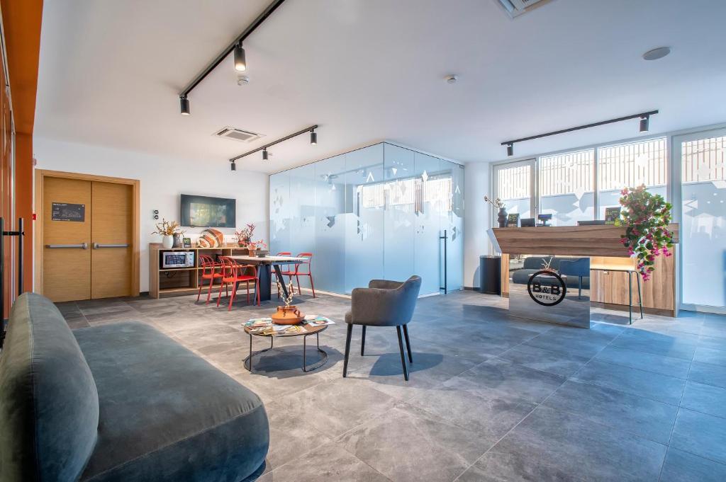 TV a/nebo společenská místnost v ubytování B&B HOTEL Sassari