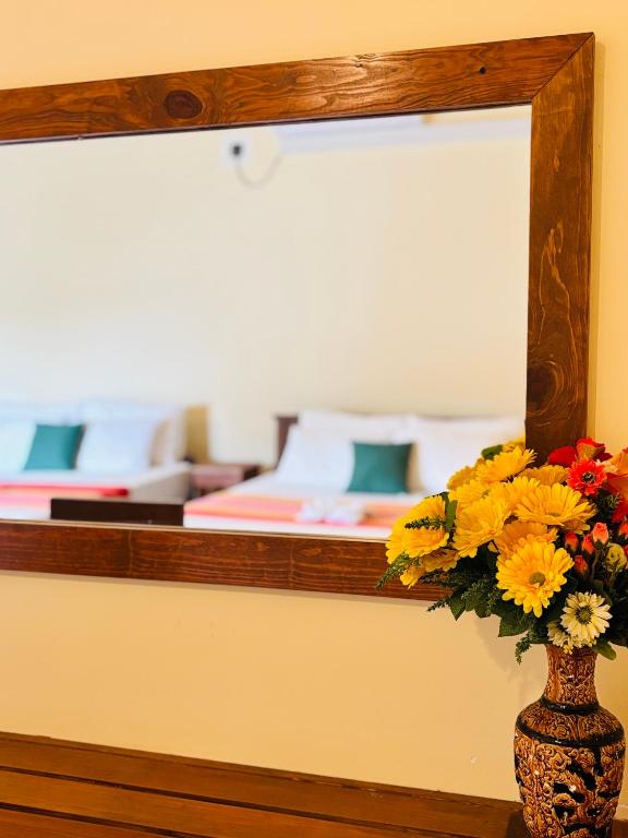 Postel nebo postele na pokoji v ubytování Nirosha Guest House