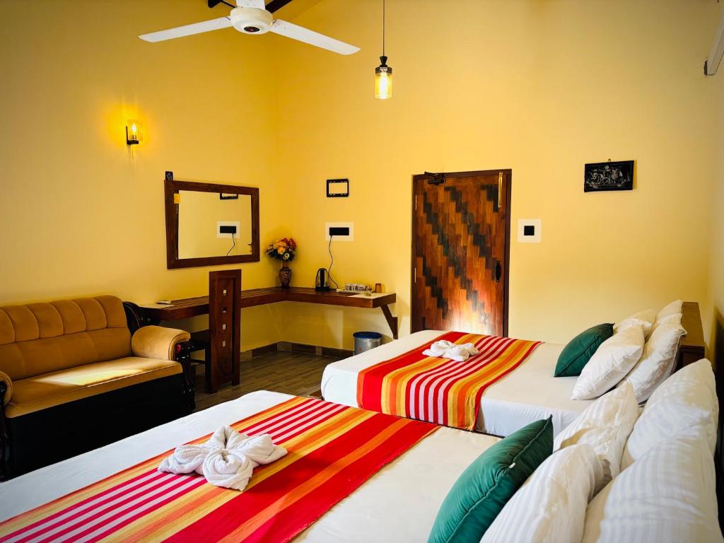 Postel nebo postele na pokoji v ubytování Nirosha Guest House