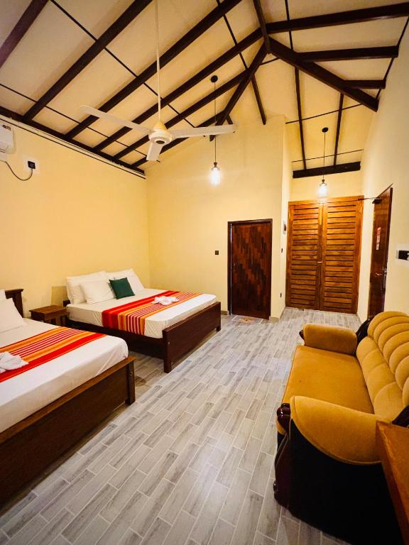 Postel nebo postele na pokoji v ubytování Nirosha Guest House