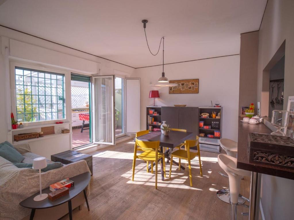 un soggiorno con un divano e un tavolo di Luxury Penthouse Parioli a Roma