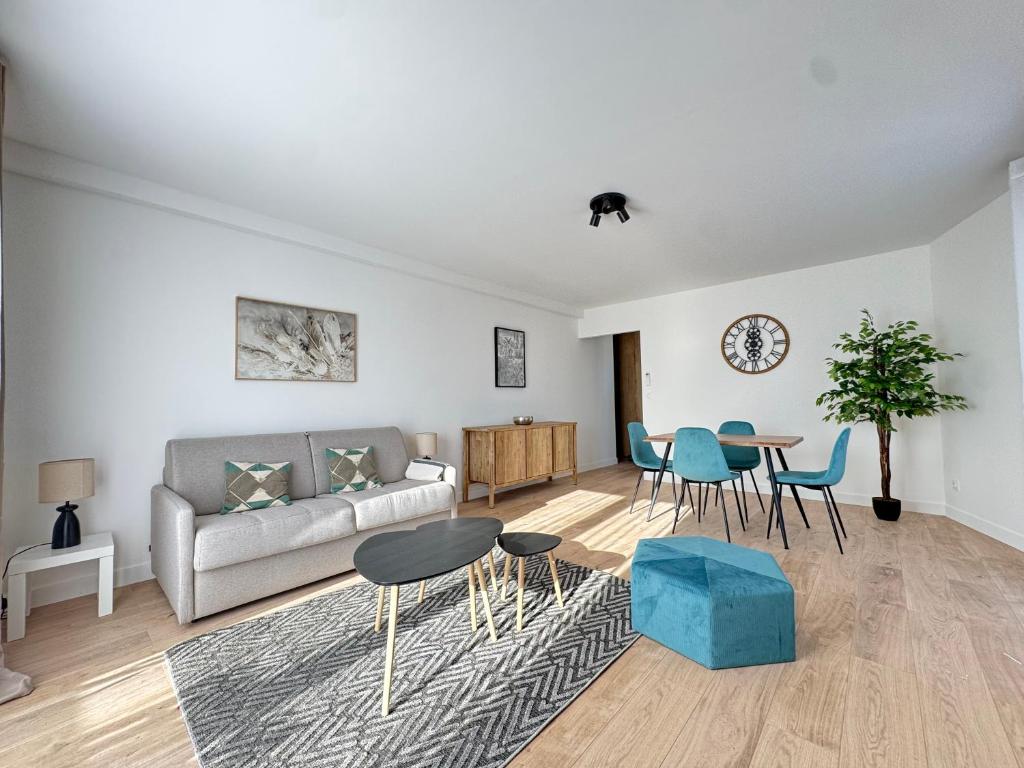 un salon avec un canapé, une table et des chaises dans l'établissement Les Venitiennes, à Cannes