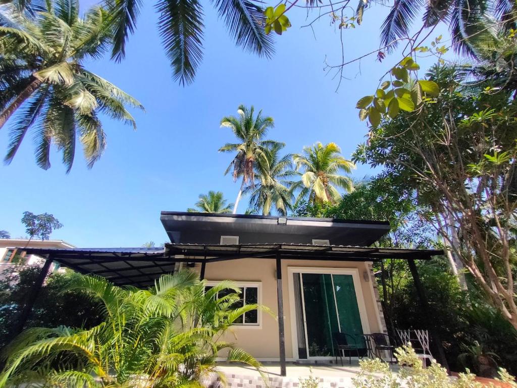 une maison avec un solarium au-dessus dans l'établissement The Leaf Cosy Cottage, à Ban Krut