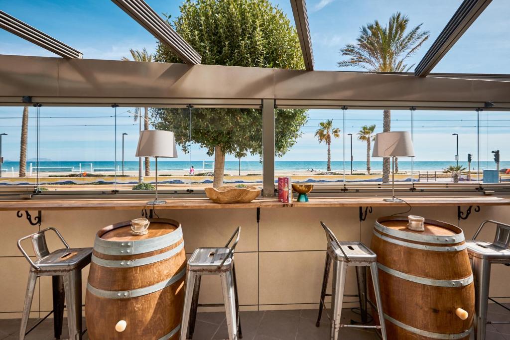 a bar with a view of the beach at Conquistador A - by Welcomely in El Campello