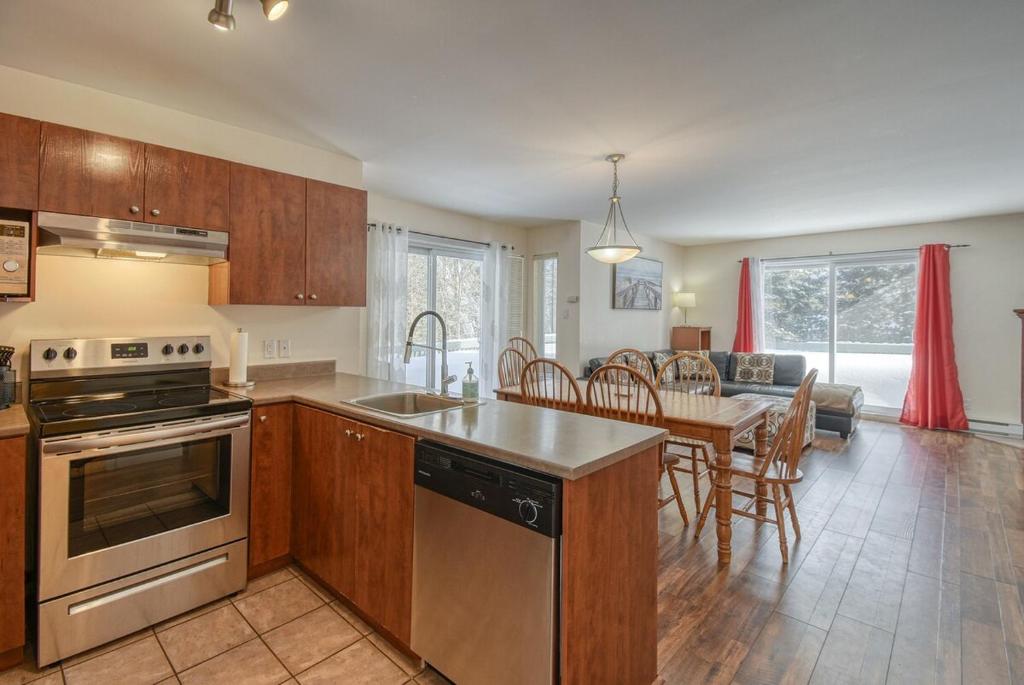 Fotografie z fotogalerie ubytování La Bête Tremblant Classic Charming Chalet v destinaci Mont-Tremblant