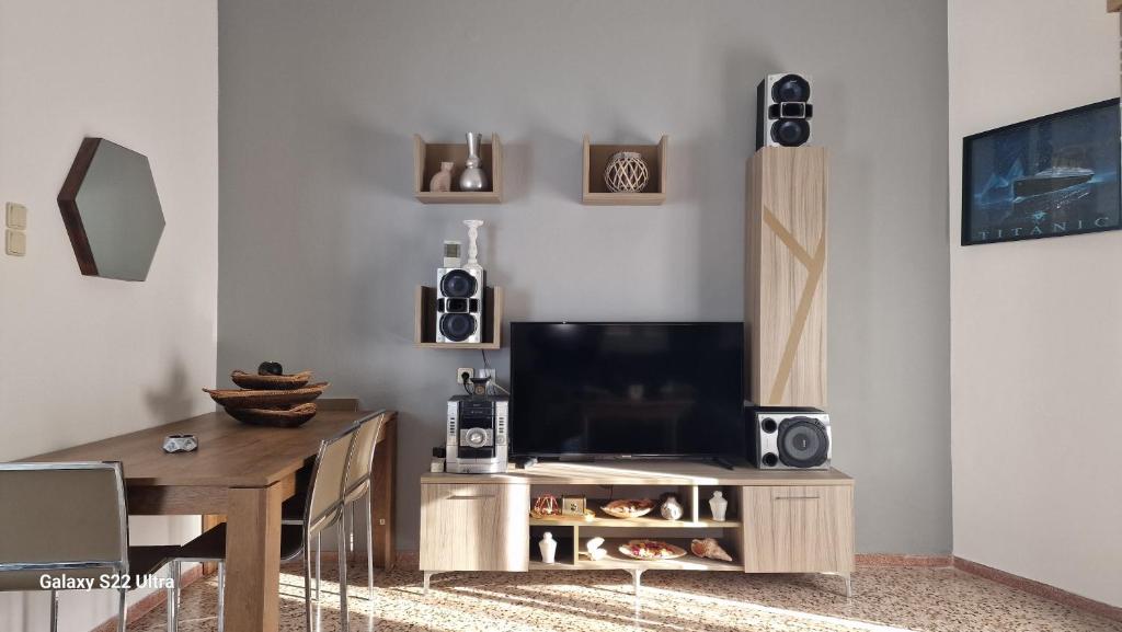 Televízia a/alebo spoločenská miestnosť v ubytovaní ERIS House