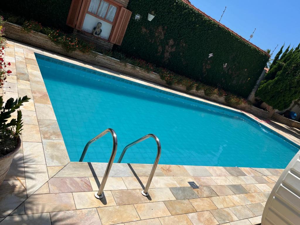 Swimmingpoolen hos eller tæt på Família 013