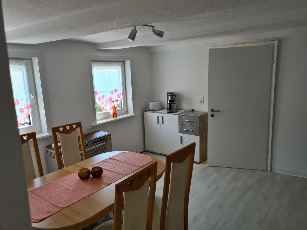 a dining room with a table and a kitchen at Haus Lauterberg 3 - Das Urlaubsdomizil im Harz in Bad Lauterberg