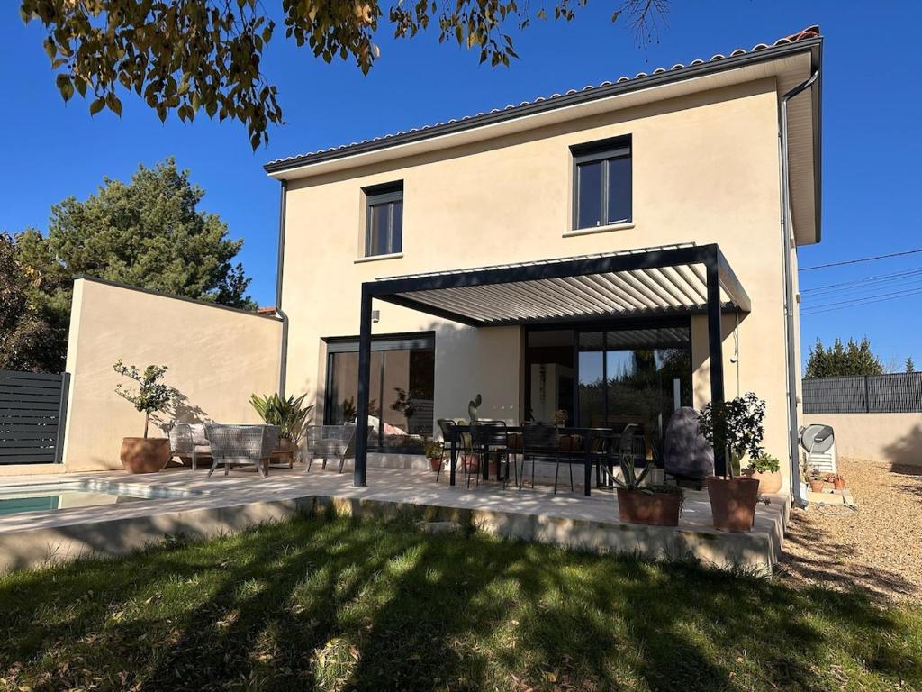 une maison avec un auvent dans la cour dans l'établissement Contemporary charming villa, à Sommières