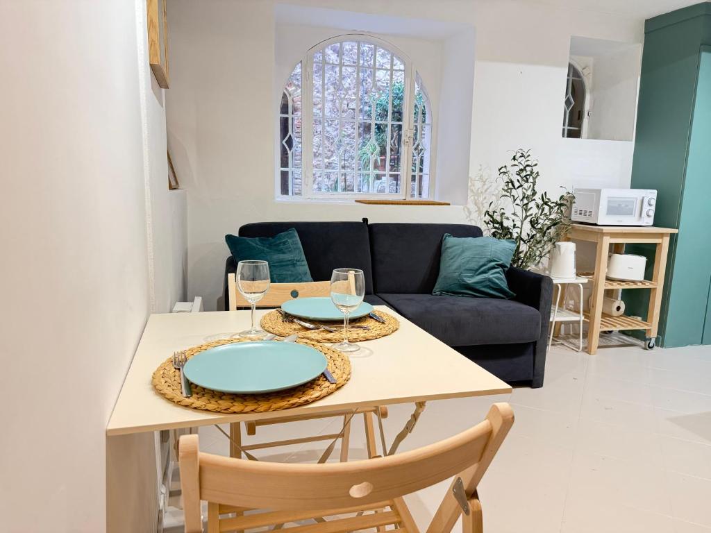 une cuisine et un salon avec une table et des chaises dans l'établissement NEW - Studio Vieil Antibes - Les Remparts, à Antibes